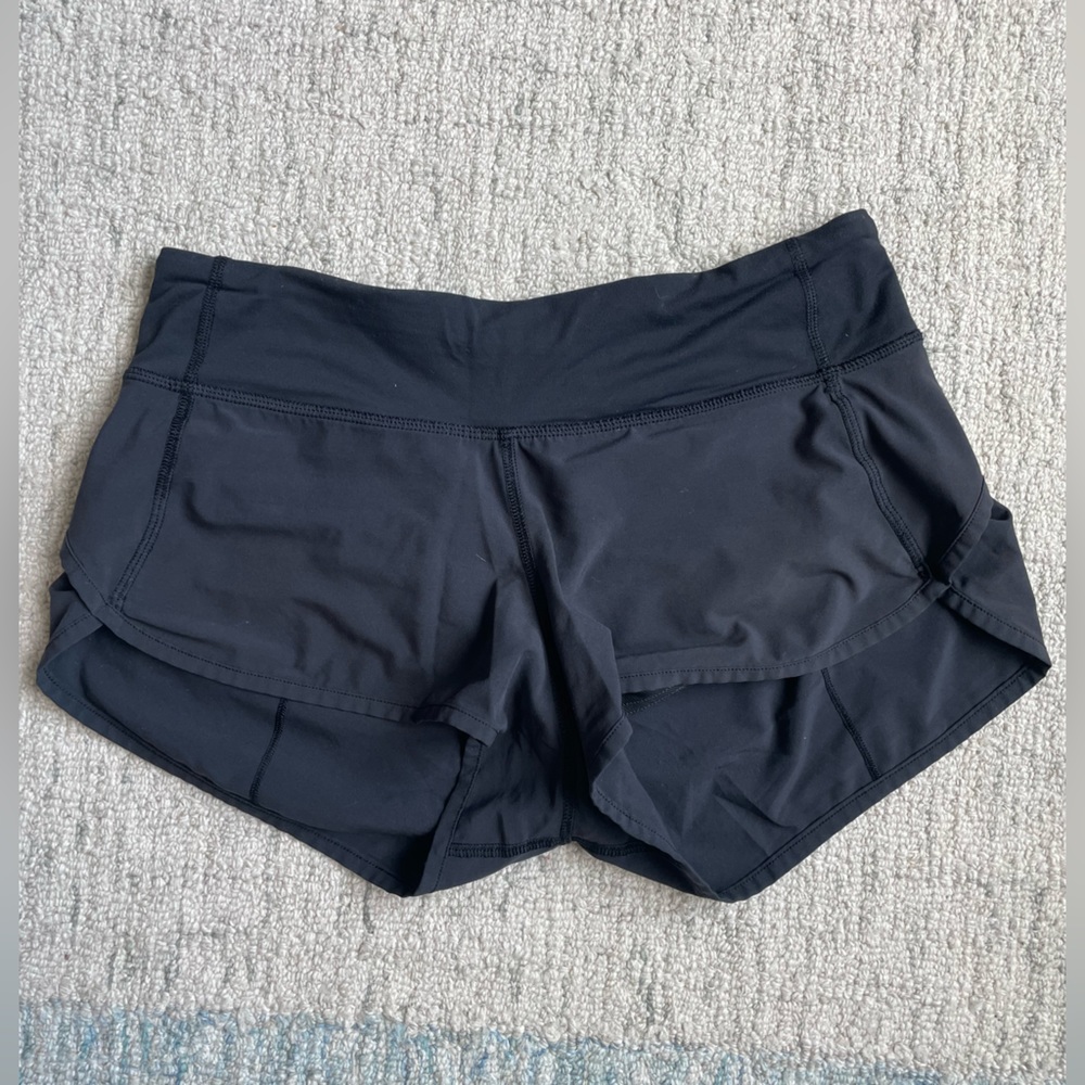 Black LuLulemon speed up shorts